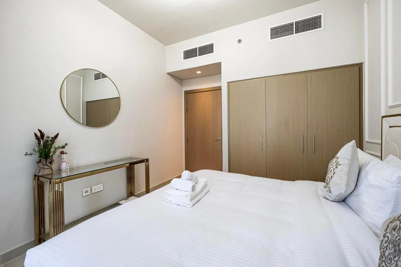Vibrant Living In The City Center - Dubai Creek Harbour Apartment